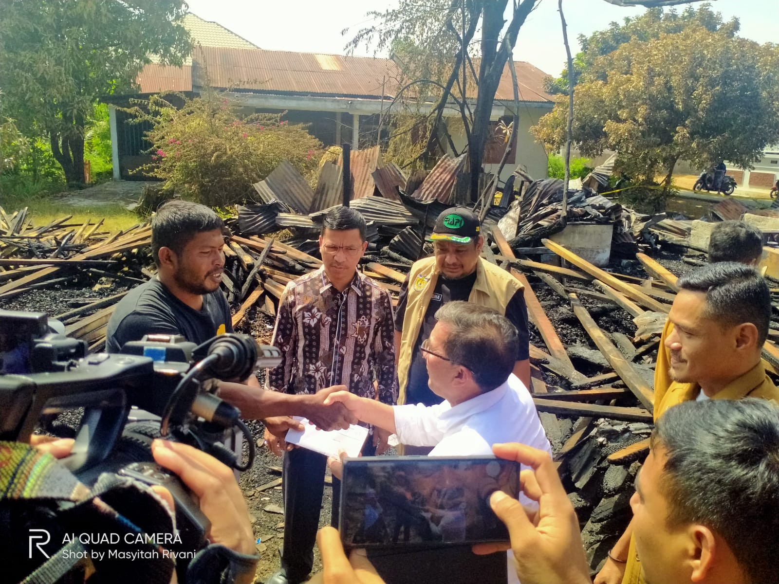 PJ Walikota Serahkan Bantuan Dana Gharim Untuk Korban Kebakaran Lambhuk